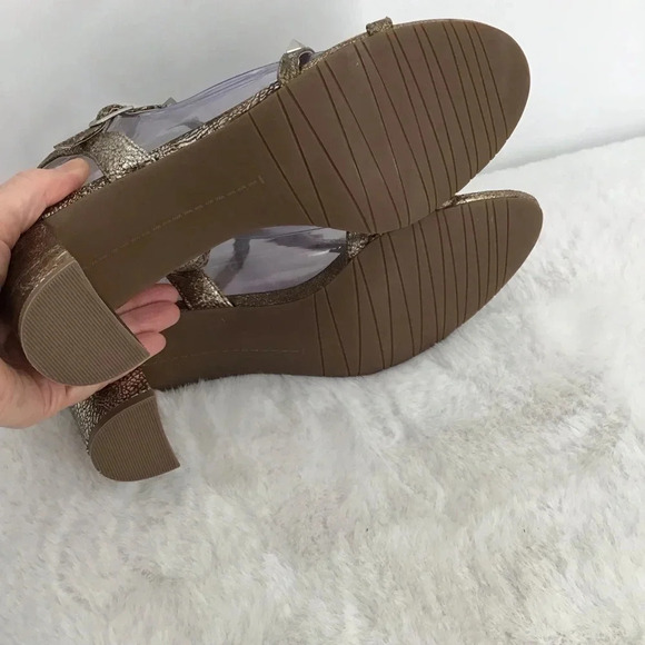 Vaneli Midge Sandal In Platino Metallic Block Heel Studded NWOT Size 9.5 N - Picture 10 of 11